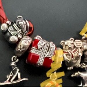 Pandora present charm